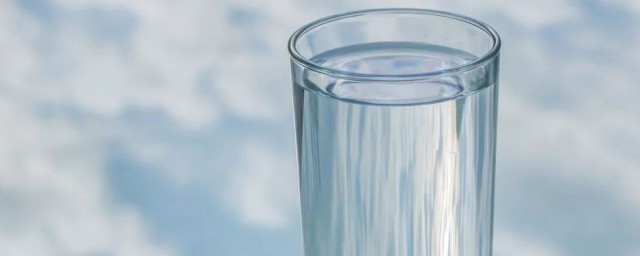 塑料水杯喝开水的危害介绍(塑料杯装开水喝对身体有害吗)