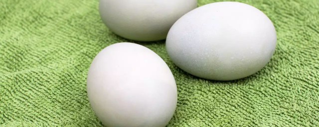 鸭蛋蛋清是绿色的能不能吃(蛋清绿色的鸭蛋能吃吗)