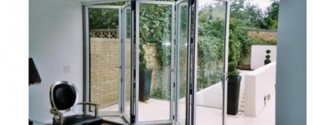 玻璃折叠门的四大缺点(铝合金折叠玻璃门的缺点)