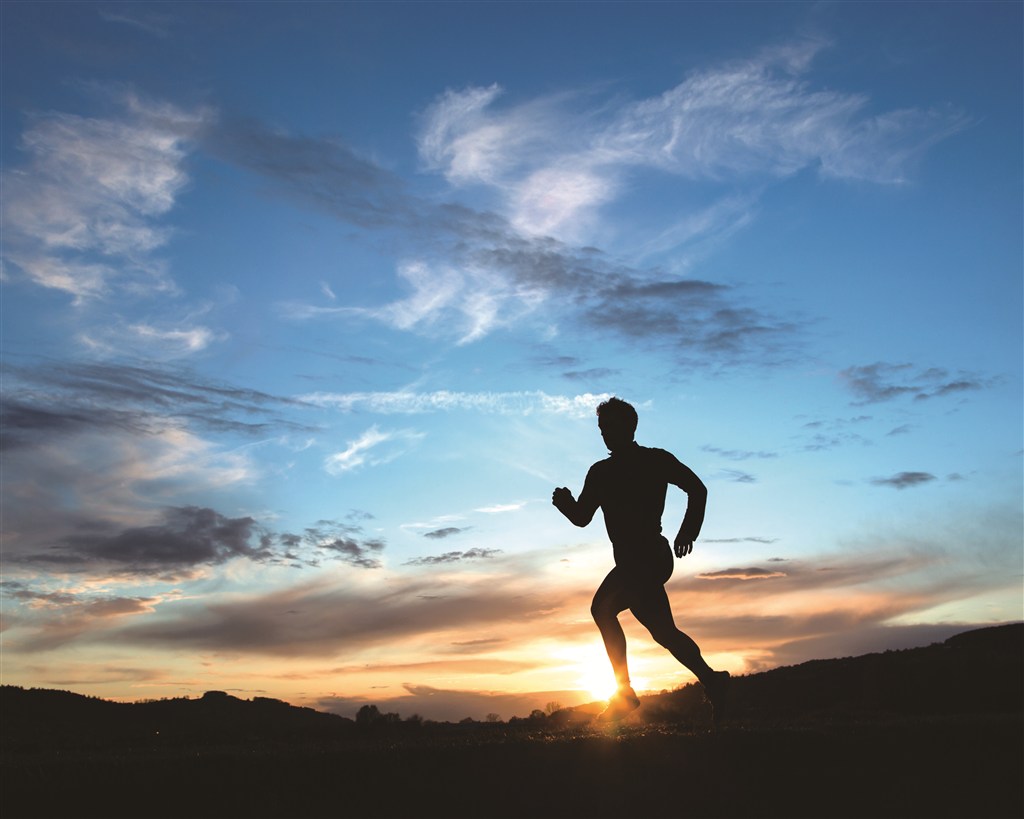 早上跑步运动需跑多少米？跑步前热身运动图(运动前跑步热身跑多久)