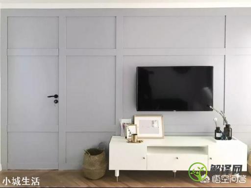 电视墙左边开一个隐形门，电视背景墙怎样设计才能和门成为一体？