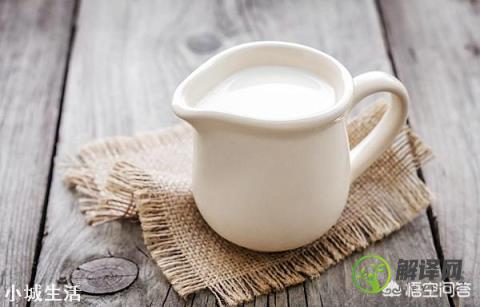 纯牛奶和酸牛奶，哪一个更有营养，早上喝好还是晚上喝好？