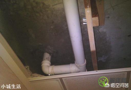 楼上卫生间漏水且不肯修，楼下该用什么材料来止漏？