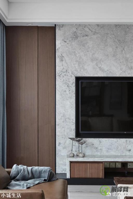白门白墙浅灰色地砖，配什么颜色电视背景墙？