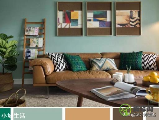 雾霾蓝的沙发背景墙和墨绿色的主卧背景墙在软装颜色上怎么搭配呢？