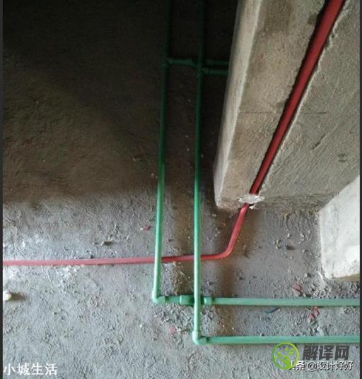 我家水电走地，电管走在下边，水管走在电管的上面，交叉过去。这样危险吗？必须改吗？