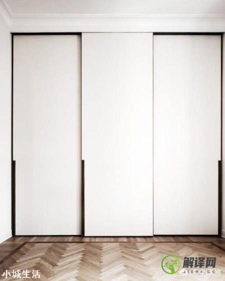 三个房间都是粉白色门，中间卫生间做黑色门好看吗？