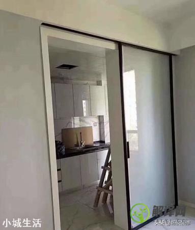 如果厨房的面积不大，门洞小，你觉得装什么样的门比较好？为什么？
