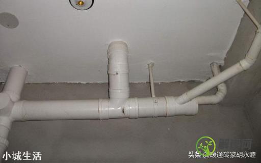 楼上厕所的排水的管道布在我家厕所的天花板上，现在天花板上面水管漏水，应该谁负责？