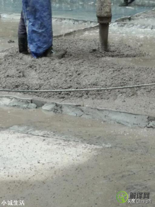 在光滑的水泥地上再铺一层水泥沙浆怎样做才不会松动？