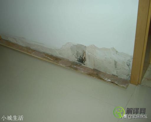 墙角地板受潮色变深，墙对面是另一间卧室，会是什么原因导致变黑？