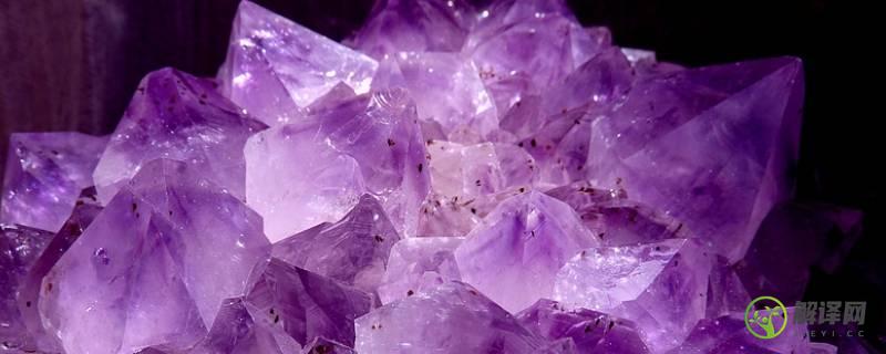 紫色的石头是什么石头(石头里面是紫色的是什么石头)