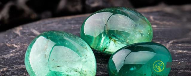 翡翠原石怎么分辨是不是玻璃的