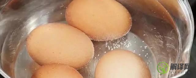 鸡蛋用冷水煮还是热水煮(鸡蛋用冷水煮还是热水煮容易剥皮)