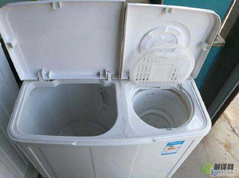 洗衣机把白衣服洗脏了怎么回事(洗衣机老是有白色的东西洗出来怎么办)