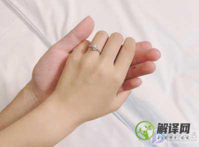 结婚戒指女生应该戴哪只手(结婚戒指男生应该戴哪只手)