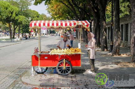 摆摊卖什么赚钱成本又低(夏季摆摊卖什么赚钱成本又低)