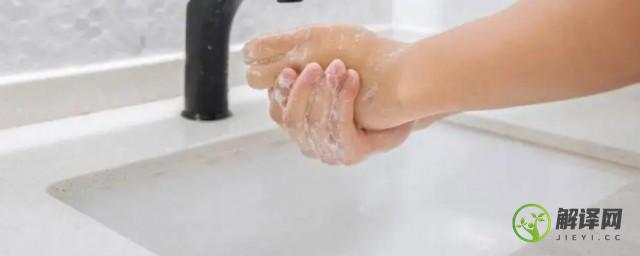 家庭洗手池清洗方法(洗手间水池怎么清洗)