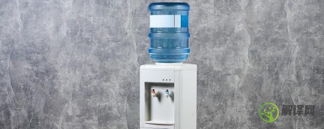 饮水机怎么前面不出水从后面出水