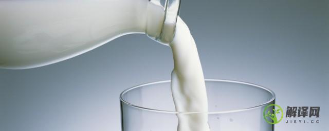 微波炉热牛奶会损失营养吗(微波炉里热牛奶 会影响牛奶的营养成分吗)