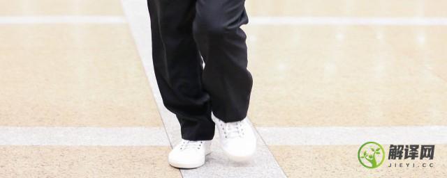 黑色的运动裤搭配白色板鞋好看吗