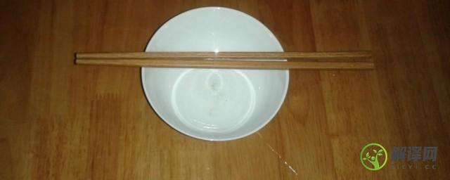 三只筷子在一碗水能站立是什么