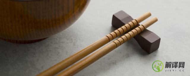 拿筷子的手是左还是右(拿筷子的手是左还是右手)
