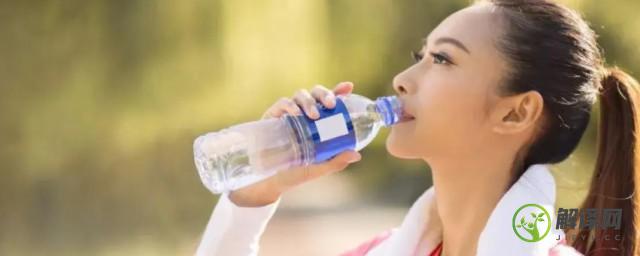 早晨运动前喝水好吗(早上运动之前喝水好还是运动之后喝水好)