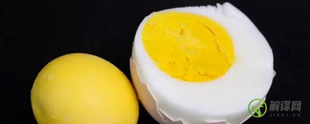鸡蛋的蛋黄煮熟后为什么变黑(鸡蛋煮完蛋黄变黑是什么)