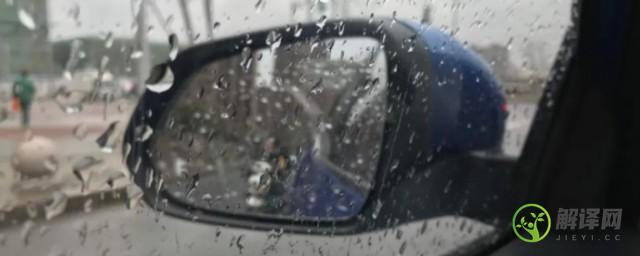 下雨天在汽车内安全吗(暴雨天在车里安全吗)