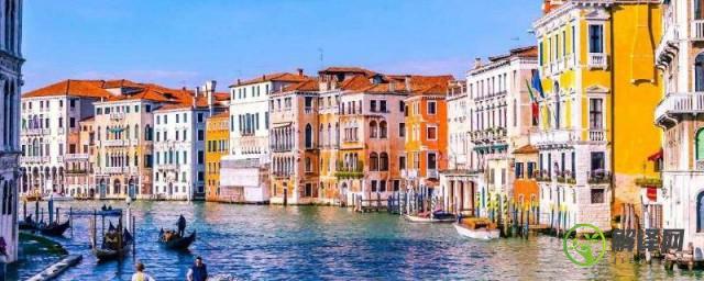 威尼斯是怎么建在水上的(威尼斯为什么建在水里)