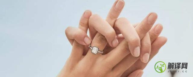 女人十个手指戴戒指的含义(女人十个手指戴戒指的含义健康)