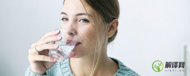早上健康喝水的好处及方法(早上喝水的养生知识)