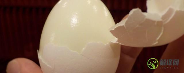 怎么剥生鸡蛋不破坏鸡蛋膜(鸡蛋膜怎么剥开)
