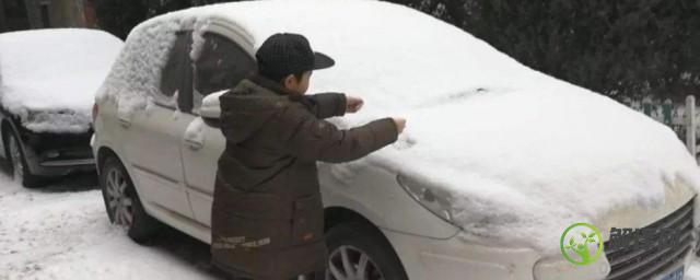 雪天怎么清理车(雪天怎么清理车内积碳)