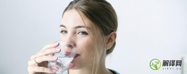 喝水少会引起尿酸高吗(喝水少会引起尿酸高吗女性)