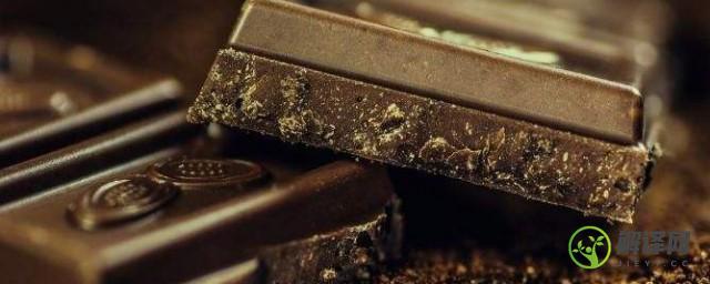 吃黑巧克力的好处和坏处(睡前吃黑巧克力的好处和坏处)