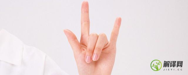 右手食指戴戒指意义是什么呢(戒指戴右手的食指是什么意思)