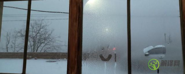 冬天窗户上有雾气是什么原因(冬天窗户上有雾气是什么现象)